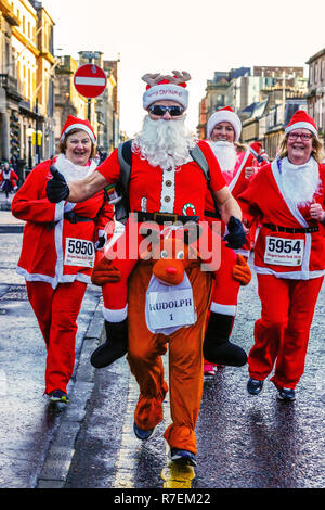 L'Écosse, au Royaume-Uni. 9Th Mar 2018.8000 porteur s'est avéré de participer à l'Annual Charity 5k Santa Dash à travers le centre de Glasgow pour récolter des fonds pour la charité. Cancer Beatson Avec chaque année, l'événement devient plus populaire auprès des familles et des animaux domestiques aussi Crédit : Findlay/Alamy Live News Banque D'Images