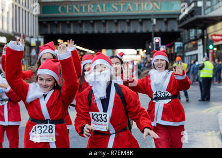 Plus de 8000 personnes prennent part à la Glasgow Santa Dash 2018. Porteur est parti de George Square à 10h. Les routes sont fermées dans le centre-ville comme une mer de Santa's font leur chemin le long de la route de 5 km. L'événement de bienfaisance recueille des fonds pour la charité. Cancer Beatson Banque D'Images