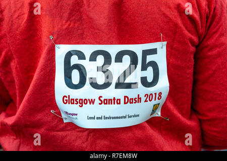 Plus de 8000 personnes prennent part à la Glasgow Santa Dash 2018. Porteur est parti de George Square à 10h. Les routes sont fermées dans le centre-ville comme une mer de Santa's font leur chemin le long de la route de 5 km. L'événement de bienfaisance recueille des fonds pour la charité. Cancer Beatson Banque D'Images