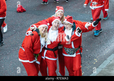 Plus de 8000 personnes prennent part à la Glasgow Santa Dash 2018. Porteur est parti de George Square à 10h. Les routes sont fermées dans le centre-ville comme une mer de Santa's font leur chemin le long de la route de 5 km. L'événement de bienfaisance recueille des fonds pour la charité. Cancer Beatson Banque D'Images