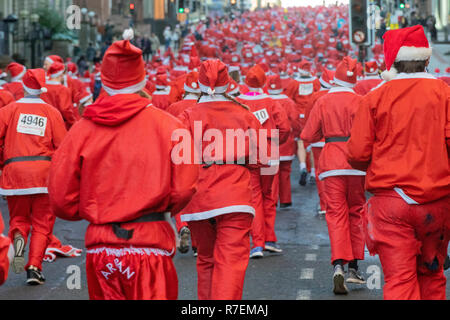 Plus de 8000 personnes prennent part à la Glasgow Santa Dash 2018. Porteur est parti de George Square à 10h. Les routes sont fermées dans le centre-ville comme une mer de Santa's font leur chemin le long de la route de 5 km. L'événement de bienfaisance recueille des fonds pour la charité. Cancer Beatson Banque D'Images