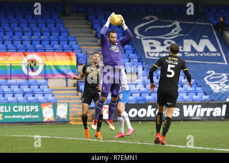 Birkenhead, UK. 8e Dec 2018. Cambridge United Gardien David Forde revendique la balle. L'EFL Skybet ligue de football match Tranmere Rovers, deux v Cambridge Utd à Prenton Park, Birkenhead, Wirral le samedi 8 décembre 2018. Cette image ne peut être utilisé qu'à des fins rédactionnelles. Usage éditorial uniquement, licence requise pour un usage commercial. Aucune utilisation de pari, de jeux ou d'un seul club/ligue/dvd publications. Photos par Chris Stading/Andrew Orchard la photographie de sport/Alamy live news Banque D'Images