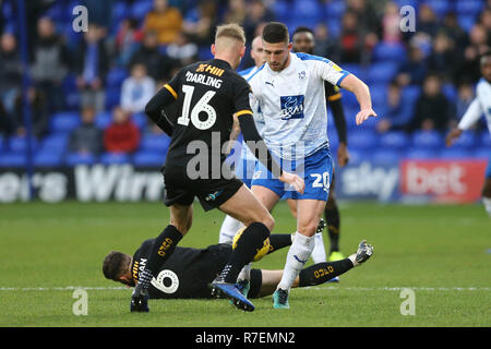 Birkenhead, UK. 8e Dec 2018. Cole Stockton de Tranmere Rovers ressemble à prendre sur Harry chéri de Cambridge United. L'EFL Skybet ligue de football match Tranmere Rovers, deux v Cambridge Utd à Prenton Park, Birkenhead, Wirral le samedi 8 décembre 2018. Cette image ne peut être utilisé qu'à des fins rédactionnelles. Usage éditorial uniquement, licence requise pour un usage commercial. Aucune utilisation de pari, de jeux ou d'un seul club/ligue/dvd publications. Photos par Chris Stading/Andrew Orchard la photographie de sport/Alamy live news Banque D'Images