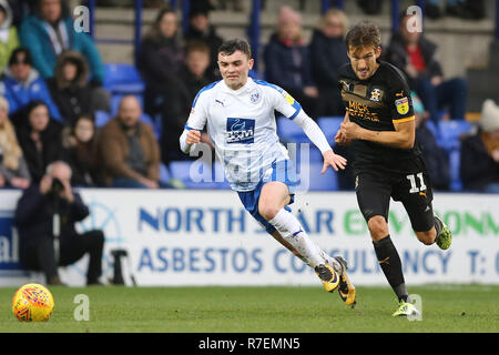 Birkenhead, UK. 8e Dec 2018. Jonny Smith de Tranmere Rovers (l) et Harrison Dunk de Cambridge United chase la balle. L'EFL Skybet ligue de football match Tranmere Rovers, deux v Cambridge Utd à Prenton Park, Birkenhead, Wirral le samedi 8 décembre 2018. Cette image ne peut être utilisé qu'à des fins rédactionnelles. Usage éditorial uniquement, licence requise pour un usage commercial. Aucune utilisation de pari, de jeux ou d'un seul club/ligue/dvd publications. Photos par Chris Stading/Andrew Orchard la photographie de sport/Alamy live news Banque D'Images