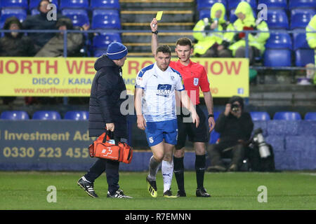 Birkenhead, UK. 8e Dec 2018. Adam Buxton de Tranmere Rovers reçoit un carton jaune de l'arbitre d'Ollie Yates. L'EFL Skybet ligue de football match Tranmere Rovers, deux v Cambridge Utd à Prenton Park, Birkenhead, Wirral le samedi 8 décembre 2018. Cette image ne peut être utilisé qu'à des fins rédactionnelles. Usage éditorial uniquement, licence requise pour un usage commercial. Aucune utilisation de pari, de jeux ou d'un seul club/ligue/dvd publications. Photos par Chris Stading/Andrew Orchard la photographie de sport/Alamy live news Banque D'Images