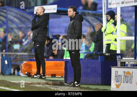 Birkenhead, UK. 8e Dec 2018. Cambridge United Manager Joe Dunne regarde sur. L'EFL Skybet ligue de football match Tranmere Rovers, deux v Cambridge Utd à Prenton Park, Birkenhead, Wirral le samedi 8 décembre 2018. Cette image ne peut être utilisé qu'à des fins rédactionnelles. Usage éditorial uniquement, licence requise pour un usage commercial. Aucune utilisation de pari, de jeux ou d'un seul club/ligue/dvd publications. Photos par Chris Stading/Andrew Orchard la photographie de sport/Alamy live news Banque D'Images