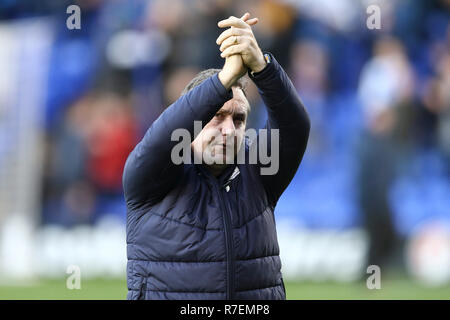 Birkenhead, UK. 8e Dec 2018. Tranmere Rovers Manager Micky Mellon claps les fans. L'EFL Skybet ligue de football match Tranmere Rovers, deux v Cambridge Utd à Prenton Park, Birkenhead, Wirral le samedi 8 décembre 2018. Cette image ne peut être utilisé qu'à des fins rédactionnelles. Usage éditorial uniquement, licence requise pour un usage commercial. Aucune utilisation de pari, de jeux ou d'un seul club/ligue/dvd publications. Photos par Chris Stading/Andrew Orchard la photographie de sport/Alamy live news Banque D'Images