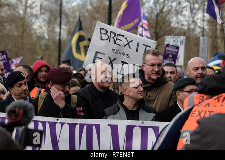 Londres, Royaume-Uni. 9Th Mar 2018. Tommy Robinson au Brexit trahison de mars le Dorchester Hotel à Whitehall dans le centre de Londres à la demande qu'il n'y a pas de trahison sur Britains modifier dans l'Union européenne, le dimanche le 9 décembre 2018. Credit : Lewis Inman/Alamy Live News Banque D'Images