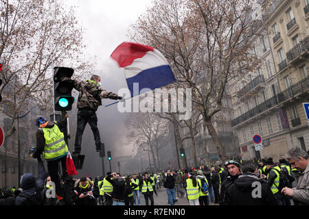 Paris, France. 8e Dec 2018. Paris, France. 8e Dec 2018. Des manifestants sont à marcher en direction de la Place de l'Etoile Credit : Roger Ankri/Alamy Live News Crédit : Roger Ankri/Alamy Live News Banque D'Images