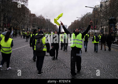 Paris, France. 8e Dec 2018. Paris, France. 8e Dec 2018. Des manifestants, Vestes Jaunes, marchez sur l'Avenue Crédit : Roger Ankri/Alamy Live News Crédit : Roger Ankri/Alamy Live News Banque D'Images