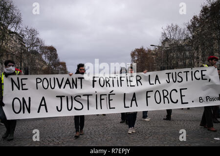 Paris, France. 8e Dec 2018. Des manifestants sont la marche sur l'Avenue, montrant leur panneau "pas en mesure de renforcer la justice, nous justifier la force, Blaise Pascal'. Credit : Roger Ankri/Alamy Live News Banque D'Images