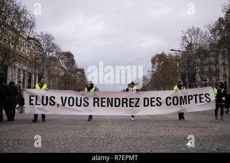 Paris, France. 8e Dec 2018. Des manifestants sont la marche, montrant leur signe 'élus, vous serez responsable de : Roger Ankri/Alamy Live News Banque D'Images