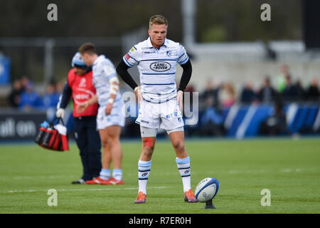 Londres, Royaume-Uni. 9Th Mar 2018. Gareth Anscombe des Cardiff Blues prend un coup de pied de transformation au cours de la coupe des champions européens entre sarrasins et Cardiff bleu à Allianz Park le dimanche, 09 décembre 2018. Londres en Angleterre. (Usage éditorial uniquement, licence requise pour un usage commercial. Aucune utilisation de pari, de jeux ou d'un seul club/ligue/dvd publications.) Crédit : Taka Wu/Alamy Live News Banque D'Images