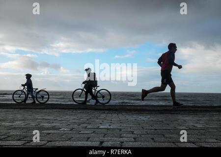 20e anniversaire de l'Aberystwyth à 10 kilomètres à l'exécuter que commencé et terminé sur la promenade d'Aberystwyth sur un vent froid et pluvieux. Banque D'Images