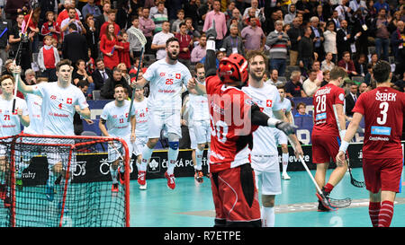 Prague, République tchèque. 09Th Nov, 2018. Les joueurs suisses célèbrent la victoire dans les Championnats du Monde de floorball match pour la troisième place la République tchèque contre la Suisse, joué à Prague, en République tchèque, le 9 décembre 2018. Credit : Michal Kamaryt/CTK Photo/Alamy Live News Banque D'Images