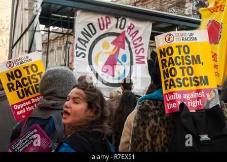 Londres, Royaume-Uni. 9 décembre 2018. S'opposer à la manifestation raciste anti rallye de l'UKIP Brexit 'trahison' dirigé par Tommy Robinson AKA Stephen Yaxley-Lennon le même jour et lieu (Whitehall, Londres UK) La manifestation anti-raciste avait environ 5 000 manifestants tandis que l'aile droite de l'UKIP National manifestation avaient jusqu'à 1 000 manifestants. Banque D'Images