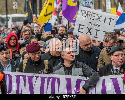 Tommy Robinson (photo) et des anciens combattants à la tête d'une trahison de l'UKIP Brexit - Brexit signifie quitter Mars à central London à Westminster. Banque D'Images