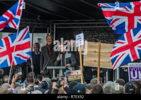 Tommy Robinson (photo) s'adresse à la foule dans un stade de l'UKIP Whitehallas Brexit trahison - Brexit signifie quitter Mars à central London à Westminster. Banque D'Images