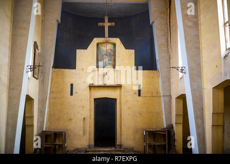 Jéricho, Palestine. Zones autonomes. 09Th Nov, 2018. L'intérieur d'une église éthiopienne dans la terre des monastères de Qasr al-Yahud 'Château des juifs', le troisième plus grand site sacré dans le Christianisme, considéré comme le site du baptême de Jésus Christ. Les travaux de compensation par l'organisme de bienfaisance anti-mines Halo Trust et les autorités israéliennes dans la région continue de déminage autour de sept églises anciennes abandonnés sur la rive occidentale du Jourdain, au sud de Jéricho, depuis la guerre des Six Jours de 1967. Credit : Ilia Efimovitch/dpa/Alamy Live News Banque D'Images