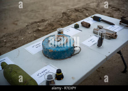 Jéricho, Palestine. Zones autonomes. 09Th Nov, 2018. Explosifs trouvés dans la région de Qasr al-Yahud 'Château des juifs', le troisième plus haut lieu saint dans le Christianisme, considéré comme le site du baptême de Jésus Christ, sont couchées sur une table. Les travaux de compensation par l'organisme de bienfaisance anti-mines Halo Trust et les autorités israéliennes dans la région continue de déminage autour de sept églises anciennes abandonnés sur la rive occidentale du Jourdain, au sud de Jéricho, depuis la guerre des Six Jours de 1967. Credit : Ilia Efimovitch/dpa/Alamy Live News Banque D'Images