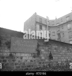 Le Mur de Fédérés Mur des communards) est représenté sur le Père Lachaise, le plus grand cimetière de Paris, France, en novembre 1970. 147 personnes ont été exécutées ici au cours de la lutte de la Commune de Paris en 1871. Le monument est un symbole de la lutte pour de freedoom le peuple et contre la répression de l'état français pour les gauchistes. Sur le cimetière du Père Lachaise, de nombreux personnages historiques célèbres sont enterrés. Photo : Wilfried Glienke | conditions dans le monde entier Banque D'Images