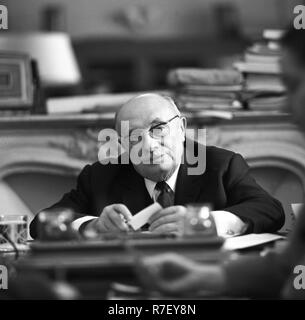 Homme politique communiste Jacques Duclos est photographié dans son bureau à Paris, France, en novembre 1970. Duclos atteint 21, 2 pour cent dans l'élection présidentielle française en 1969, le pourcentage le plus élevé d'un candidat communiste jamais atteint. Photo : Wilfried Glienke | conditions dans le monde entier Banque D'Images