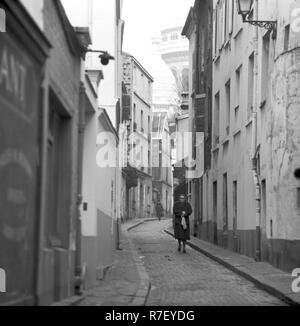 Vue d'une ruelle dans le quartier Montmartre à Paris, France, en novembre 1970. Dans l'arrière-plan, les tours du Sacré Cœur peut être vu. Photo : Wilfried Glienke | conditions dans le monde entier Banque D'Images