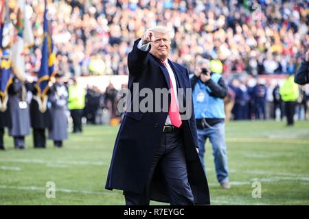 Philadelphie, Pennsylvanie, USA. 9 décembre 2018. Président américain Donald Trump promenades sur au milieu du terrain de jeu avant le 119e match à la marine de l'Armée de Lincoln Financial Field le 8 décembre 2018 à Philadelphie, Pennsylvanie. Credit : Planetpix/Alamy Live News Banque D'Images