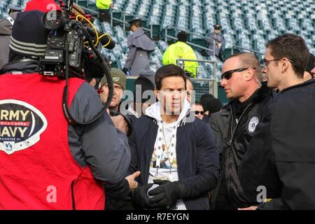 Philadelphie, Pennsylvanie, USA. 9 décembre 2018. L'acteur Mark Wahlberg avant la 119e match à la marine de l'Armée de Lincoln Financial Field le 8 décembre 2018 à Philadelphie, Pennsylvanie. Les Black Knights de l'Armée Marine battu 17-10 dans la troisième victoire de suite sur leur rival. Credit : Planetpix/Alamy Live News Banque D'Images