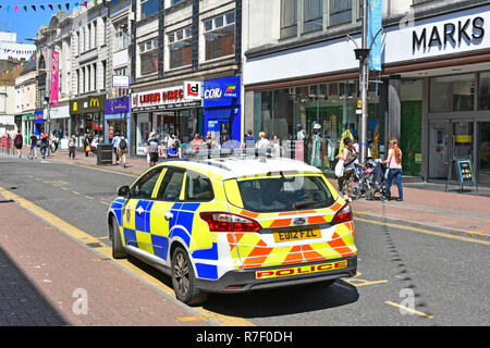 Southend on sea scène de rue à station balnéaire vacances voiture de police Ford Essex & marquages battenburg town center shopping high street Essex England UK Banque D'Images