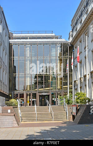 Étapes suivantes jusqu'à la façade de verre à l'entrée du bureau d'administration du Conseil du comté d'Essex s'appuyant sur un ciel bleu ensoleillé jour dans la Ville de Chelmsford England UK Banque D'Images