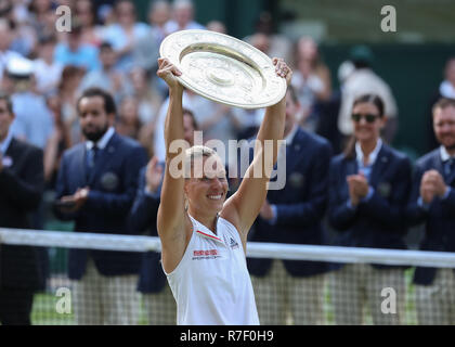 Angelique Kerber joueur allemand tenant le trophée de Wimbledon,, Londres, Grande-Bretagne, Royaume-Uni. Banque D'Images
