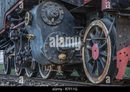 Close-up roues et certaines parties de l'ancienne locomotive à vapeur sur la voie Banque D'Images