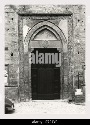 San Severino Marche Macerata Marches S. Agostino, Cathédrale, c'est mon l'Italie, l'Italie Pays de l'histoire visuelle, une vue sur l'extérieur de la façade du 15ème siècle avec son portail gothique. Vues également de l'oratoire et portail baroque. L'intérieur, restauré en 1776 et 1827, est néoclassique. une petite chapelle voûtée en berceau avec une peinture de l'autel principal moderne de la Dernière Cène. C'est soit l'oratoire ou une misidentifed intérieur de l'église. Autres vues : crucifix en bois massif d'une porte de la sacristie et l'intarsia panneaux par Indivini divers peintures à l'autel une statue en argent de Saint Severino avec un Banque D'Images