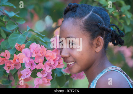 Jeune fille malgache, 15-16 ans, Morondava, la province de Toliara, Madagascar Banque D'Images