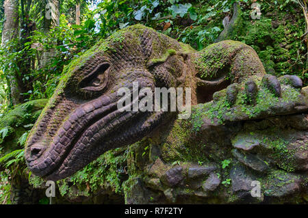 La sculpture d'un dragon de Komodo, Ubud, Bali, Indonésie Banque D'Images