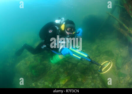 Diver avec détecteur de métal à la recherche de trésors sous-marins, le lac Baïkal, Sibérie, Russie Banque D'Images