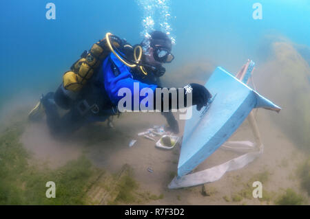 Artiste subaquatique Yuriy Alexeev, Yuri Alekseev, peint une photo sous l'eau, lac Baïkal, Listvyanka, Quartier Irkutsky Banque D'Images