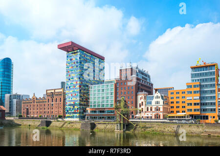 Bureau moderne et architecture de l'hôtel, ou Medienhafen Media Harbour, Düsseldorf, Rhénanie du Nord-Westphalie, Allemagne, Banque D'Images