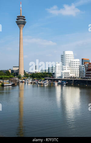 Ou Medienhafen Media Harbour et Rheinturm, Düsseldorf, Rhénanie du Nord-Westphalie, Allemagne, Banque D'Images