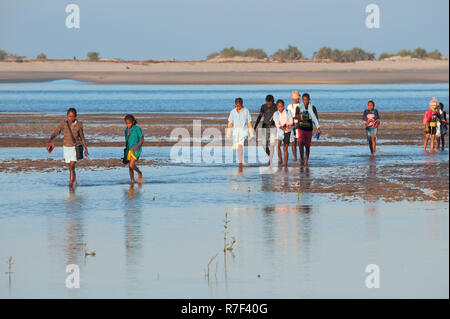 Les personnes qui traversent l'eau malgache, Morondava, la province de Toliara, Madagascar Banque D'Images