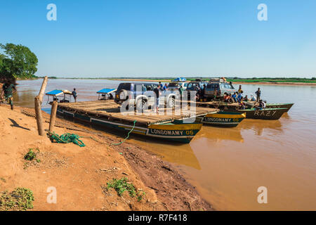 Quatre roues motrices voiture sur un ferry, près de Belon'i Tsiribihina, Morondava, la province de Toliara, Madagascar Banque D'Images