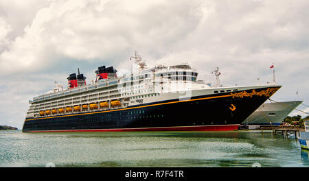 Nassau, Bahamas-January 15, 2016 : grand navire de croisière de luxe Disney Wonder sur l'eau de mer et ciel nuageux contexte amarré au port de Nassau, Bahamas Banque D'Images