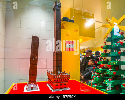 Bologne, Italie - 6 décembre 2018 : modèle de construction en blocs Lego de la célèbre Le Due Torri tours de Bologne. Dans Lego store rue de la Via Indipendenza. Banque D'Images