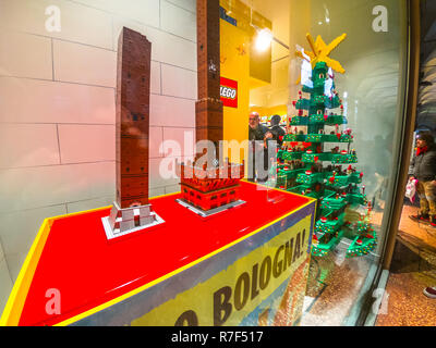 Bologne, Italie - 6 décembre, 2018 : construction modèle dans les blocs de Lego du célèbre bâtiment de deux tours, Le Due Torri de Bologne. Dans Lego store rue de la Via Indipendenza. Banque D'Images
