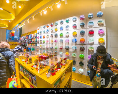 Bologne, Italie - 6 décembre 2018 : Lego multicolores les conteneurs remplis de briques Lego Lego dans le shop de Bologne. Banque D'Images