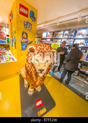 Bologne, Italie - 6 décembre 2018 : Le Roi Lion statue Lego à la verticale célèbre magasin de jouets Lego briques de Bologne. Situé dans la rue Via Indipendenza, inauguré le 6 décembre 2018. Banque D'Images