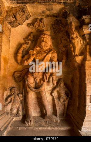 Narsimha dans la grotte 3 de la grotte à Badami Badami Temples à Karnataka, en Inde. Banque D'Images