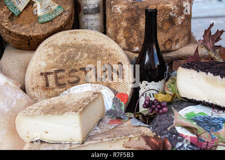 À ALBA - LE 15/04/2017- du fromage et du vin, des produits typiques de Piedmonte, Italie Banque D'Images