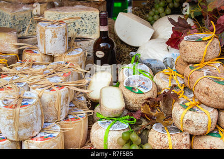 À ALBA - LE 15/04/2017- du fromage et du vin, des produits typiques de Piedmonte, Italie Banque D'Images